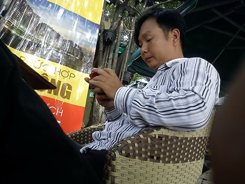 Người đ&agrave;n &ocirc;ng t&ecirc;n Ch&acirc;u n&agrave;y khẳng định c&oacute; thể lo giấy tờ cho rơ-mo&oacute;c ph&ugrave; ph&eacute;p với gi&aacute; 140 triệu đồngẢnh: Hải Li&ecirc;n
