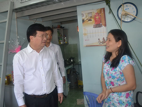 Bộ trưởng Bộ Xây dựng Trịnh Đình Dũng thăm hỏi công nhân tại khu lưu trú của Sadeco ở quận 7, TP HCM
Ảnh: QUANG LÊ