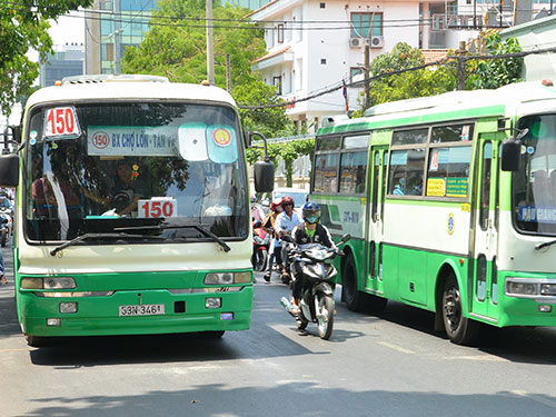 Xe bu&yacute;t đua nhau chạy tr&ecirc;n đường Điện Bi&ecirc;n Phủ, TP HCM Ảnh: TẤN THẠNH