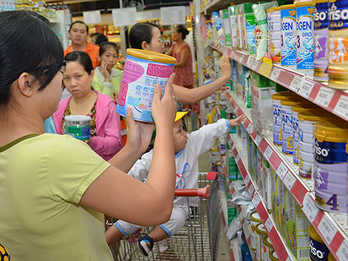 Việc quản l&yacute; gi&aacute; sữa vẫn c&ograve;n gặp kh&ocirc;ng &iacute;t kh&oacute; khăn  Ảnh: TẤN THẠNH