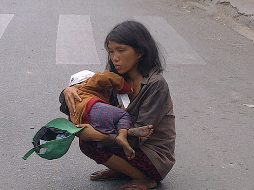 Hành hạ trẻ giữa trưa để xin ăn