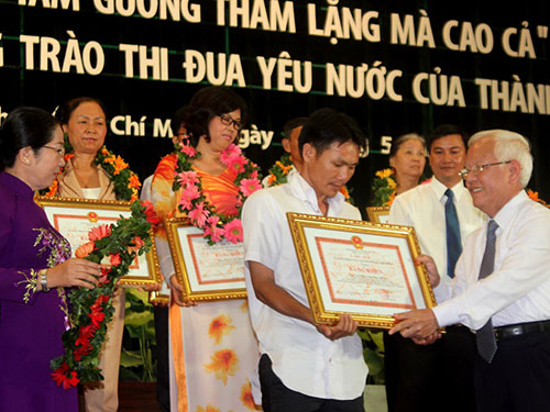 Chủ tịch UBND TP HCM L&ecirc; Ho&agrave;ng Qu&acirc;n tặng bằng khen cho anh L&ecirc; Văn Th&aacute;i, người tặng xe đạp cho trẻ em ngh&egrave;o