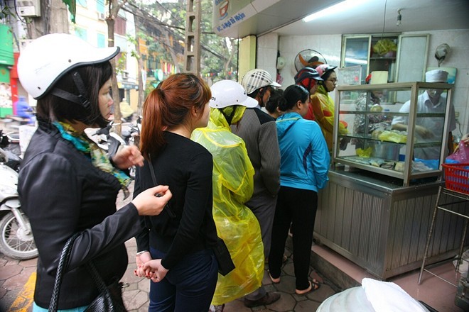 V&agrave;o Tết H&agrave;n thực, d&ugrave; trời mưa, nhưng nhiều người d&acirc;n thủ đ&ocirc; vẫn xếp h&agrave;ng d&agrave;i tại một cửa h&agrave;ng b&aacute;nh tr&ocirc;i chay phố Ng&ocirc; Th&igrave; Nhậm từ 6h s&aacute;ng để mua h&agrave;ng. B&aacute;nh l&agrave;m ra đến đ&acirc;u được b&aacute;n hết đến đấy khiến nhiều người phải chờ đợi gần nửa tiếng mới mua được b&aacute;nh về thắp hương trước giờ đi l&agrave;m.