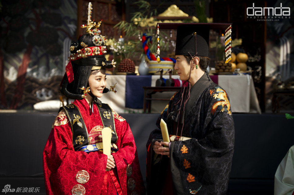 Nh&igrave;n nhau cười rạng rỡ