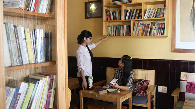 Khách đến cà phê sách Chiêu tìm sự yên bình - Ảnh: Yến Trinh