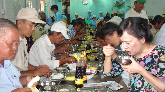 Phu nhân Chủ tịch nước xếp hàng ăn cơm 2.000 đồng với người nghèo