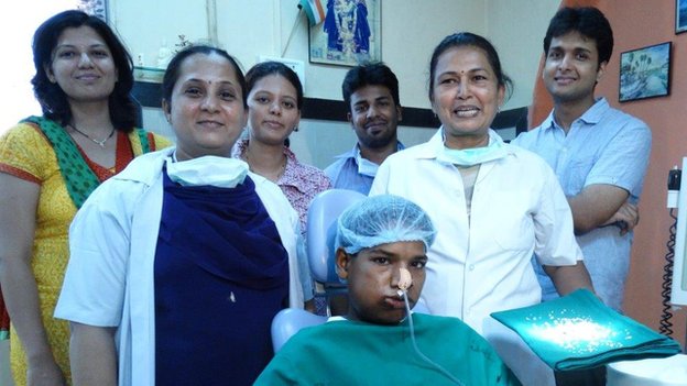 Ashik Gavai b&ecirc;n gia đ&igrave;nh v&agrave; &ecirc;-k&iacute;p phẫu thuật&nbsp;