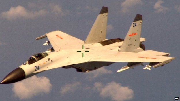 Chiếc Su-27 của Trung Quốc đ&aacute;nh chặn m&aacute;y bay tuần tra của Mỹ