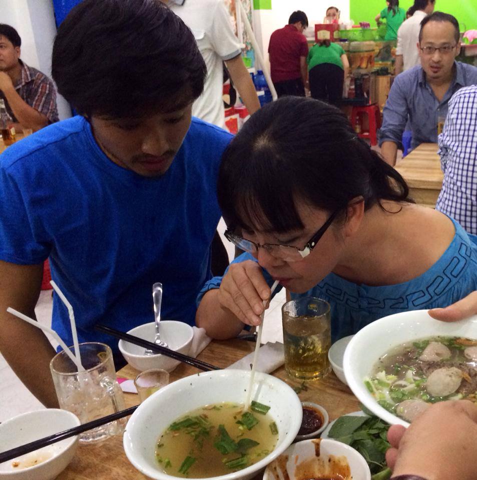 Ca sĩ Ánh Tuyết dùng ống hút để ăn khiến Qúy Bình ngạc nhiên