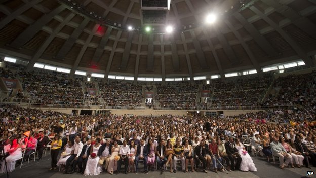 Gần 2.000 cặp đôi kết hôn tại lễ cưới tập thể ở Brazil. Ảnh: AP