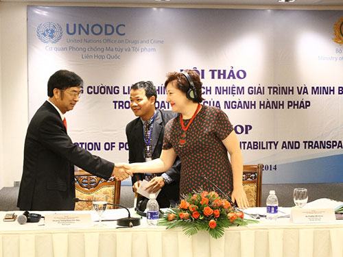 C&aacute;c đại biểu gặp gỡ b&ecirc;n lề hội thảo ng&agrave;y 26-8