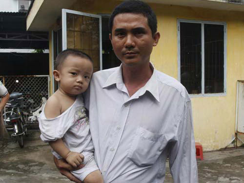 Anh L&ecirc; Văn Hiền phải tốn nhiều thời gian, c&ocirc;ng sức mới được thi h&agrave;nh &aacute;n Ảnh: Phạm Dũng