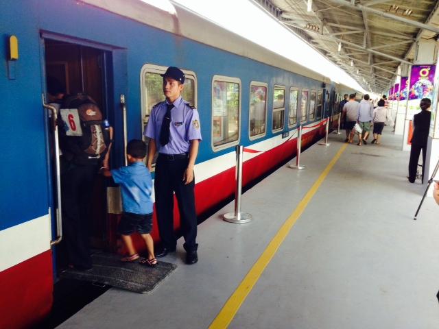 H&agrave;nh kh&aacute;ch đi t&agrave;u cảm thấy tiện nghi, an to&agrave;n hơn v&igrave; hệ thống ke v&agrave; m&aacute;i che ở ga S&agrave;i G&ograve;n