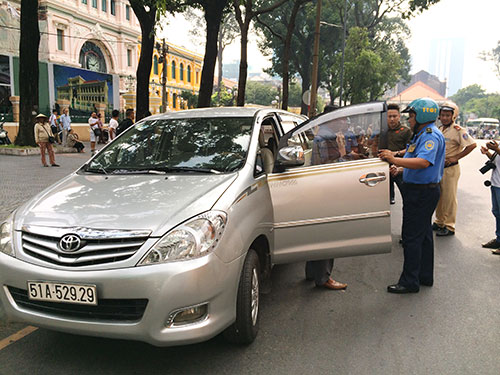 Khó phạt taxi “mù” Uber