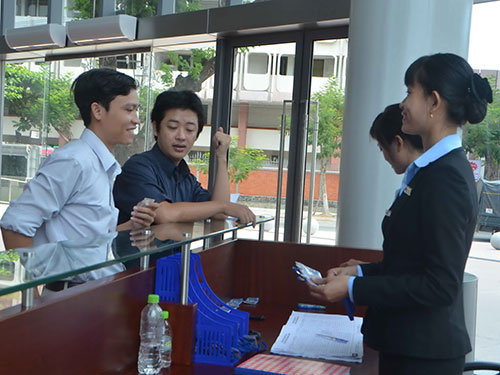 Khu vực lễ t&acirc;n của Trung t&acirc;m H&agrave;nh ch&iacute;nh c&oacute; nhiệm vụ đ&oacute;n tiếp v&agrave; hướng dẫn người d&acirc;n