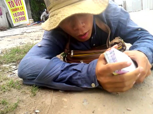 Giả bại liệt bán vé số, xin tiền