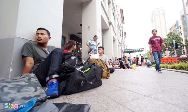 Người Việt ăn ngủ vạ vật chờ mua iPhone 6 ở Singapore