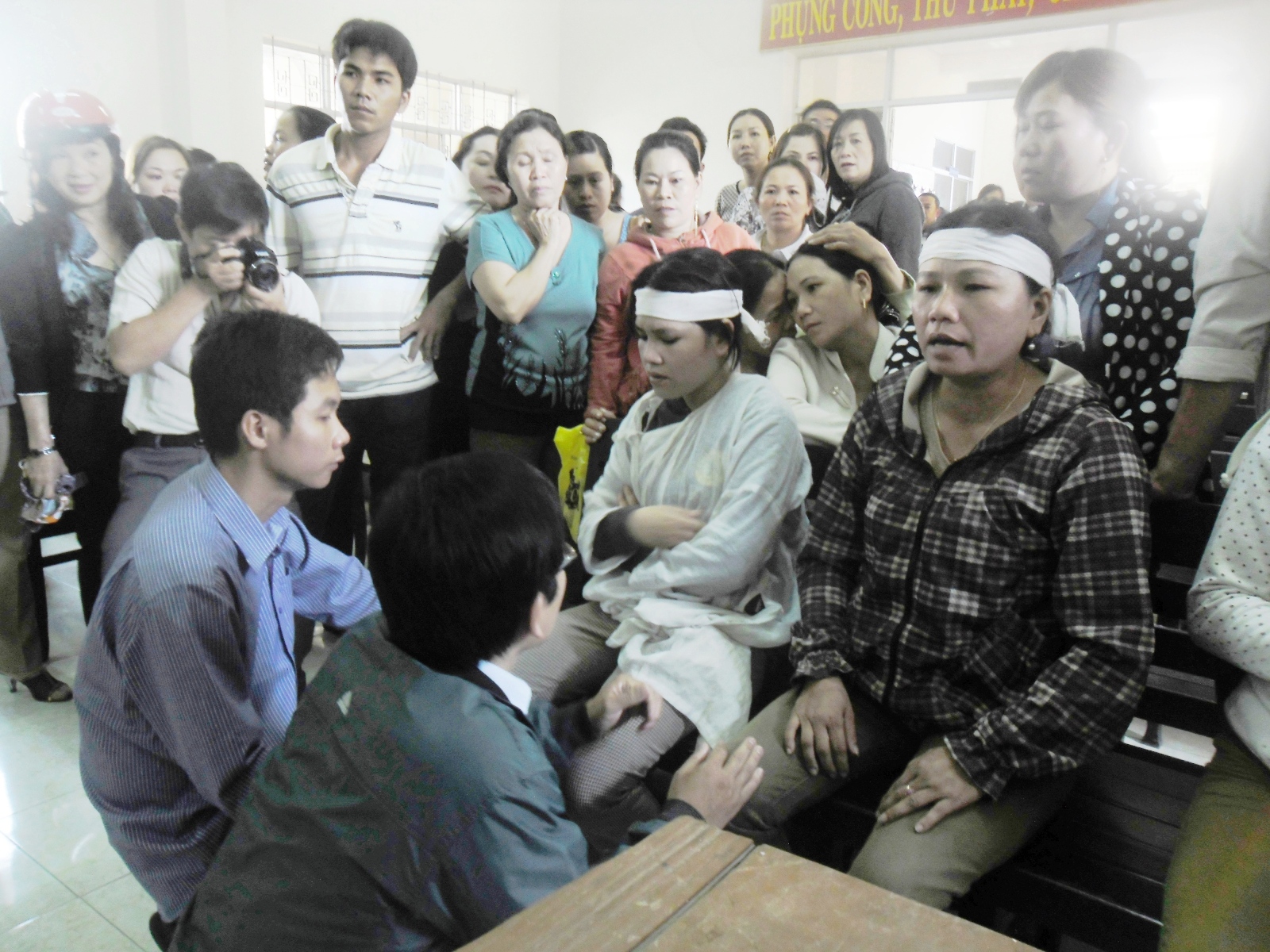 Bị c&aacute;o Quang v&agrave; Huy quỳ gối xin lỗi gia đ&igrave;nh người bị hại