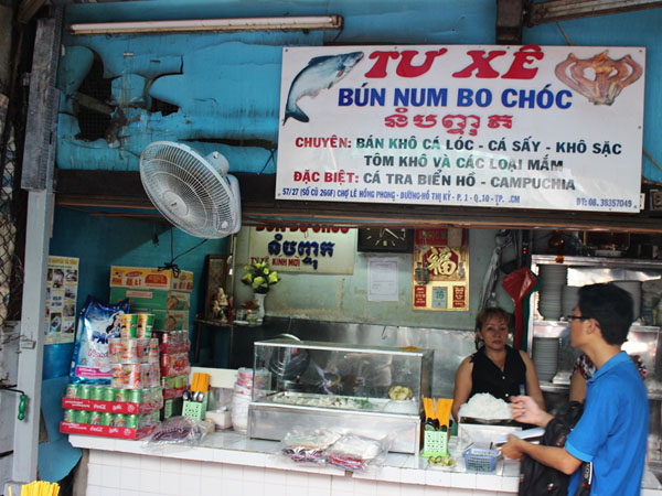 Quán Tư Xê có tiếng từ nhiều năm, được xem là nơi bán món bún num-bo-chút ngon nhất chợ. Mỗi tô bún có giá 30.000-40.000 đồng. Toàn bộ nguyên liệu chế biến được lấy từ Campuchia.