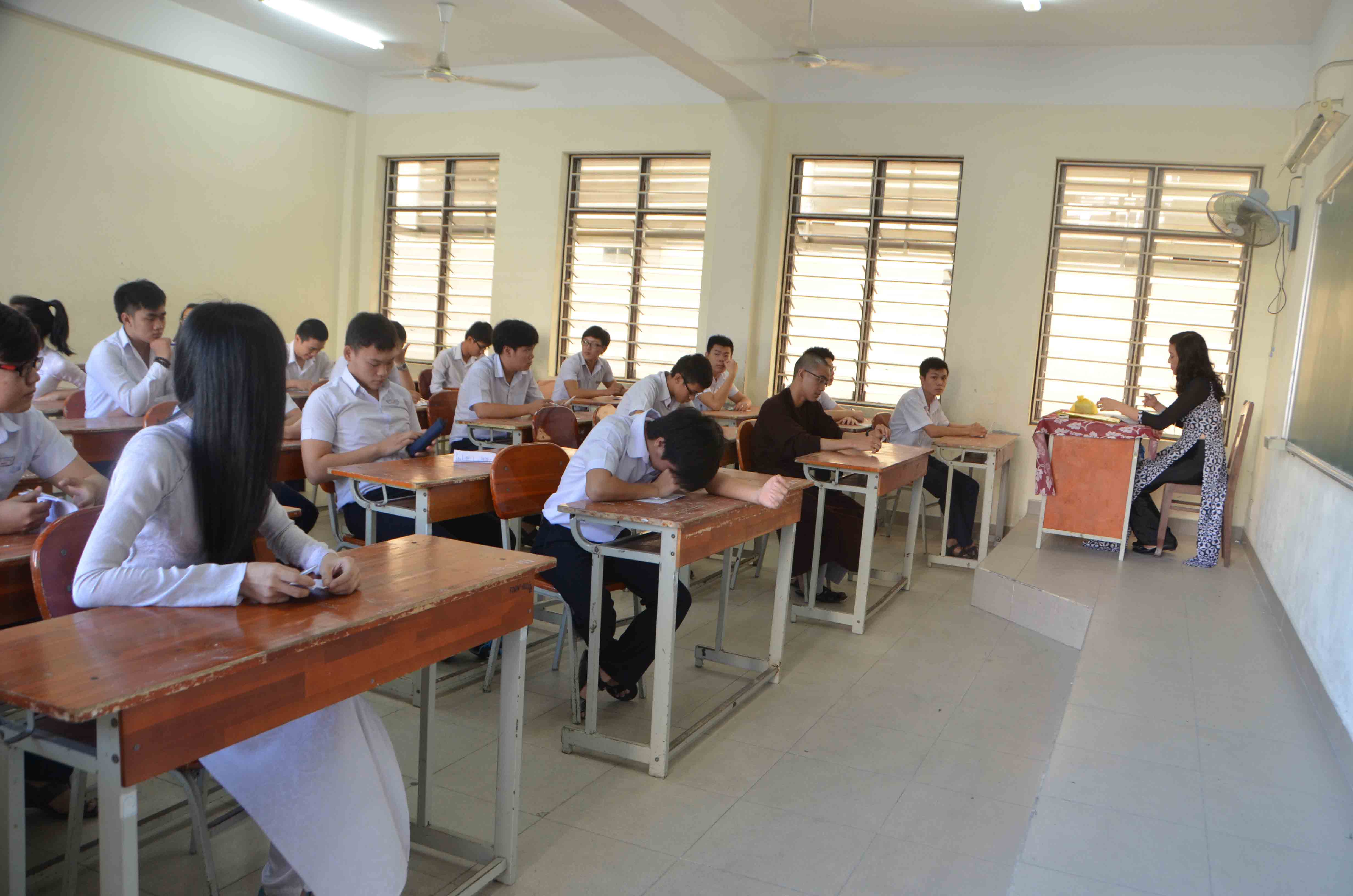 Th&iacute; sinh nghe phổ biến quy chế thi trước giờ thi m&ocirc;n văn 