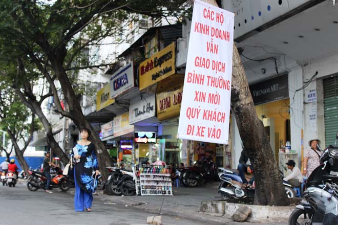 Các cửa hàng phải treo bảng để mời gọi khách hàng.