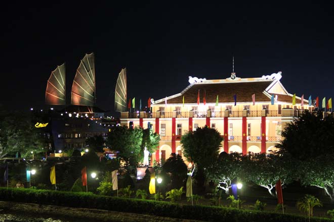 Bến Nh&agrave; Rồng lung linh trong đ&ecirc;m.