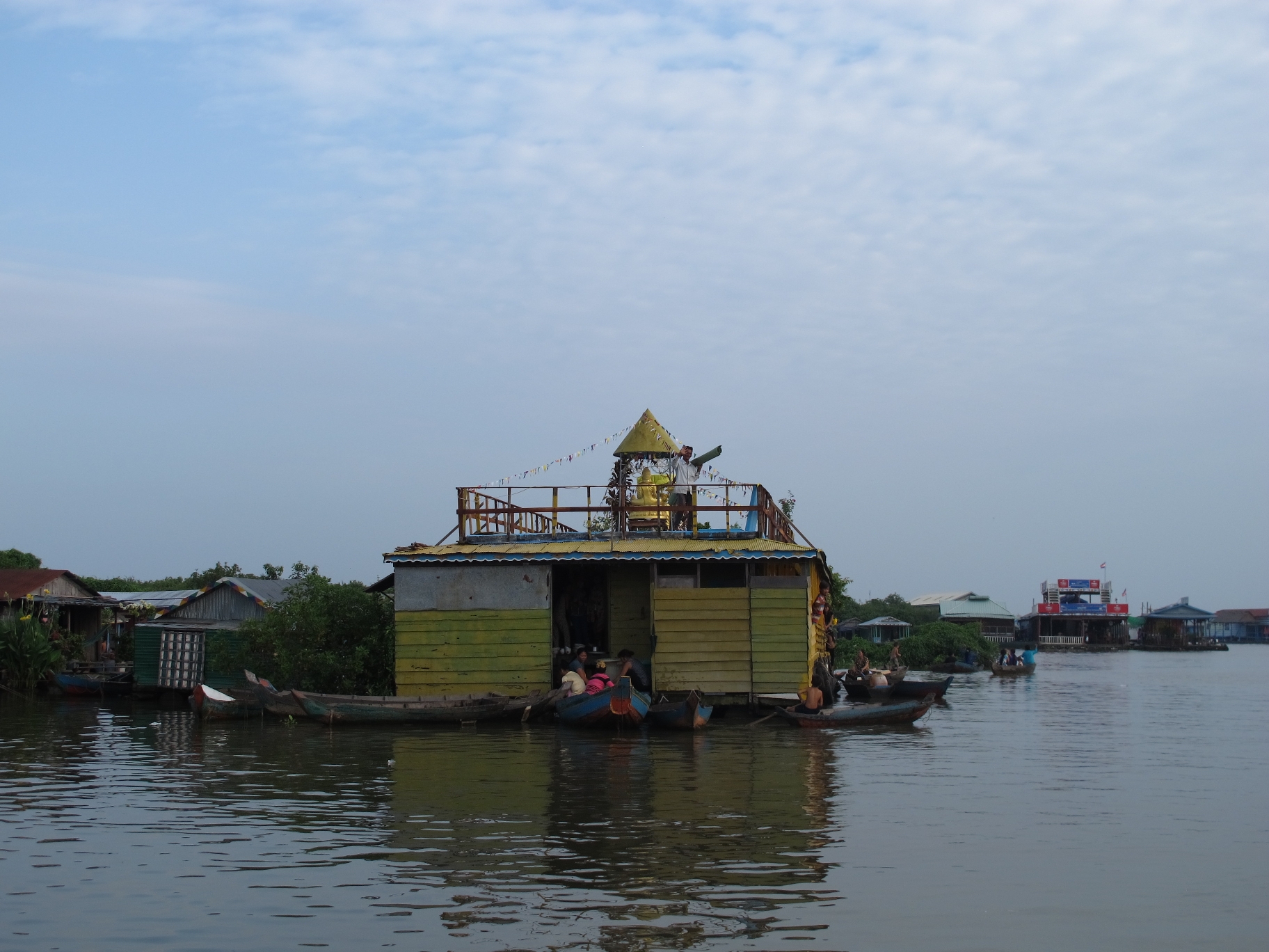 Chùa nổi của người Việt trên Biển Hồ