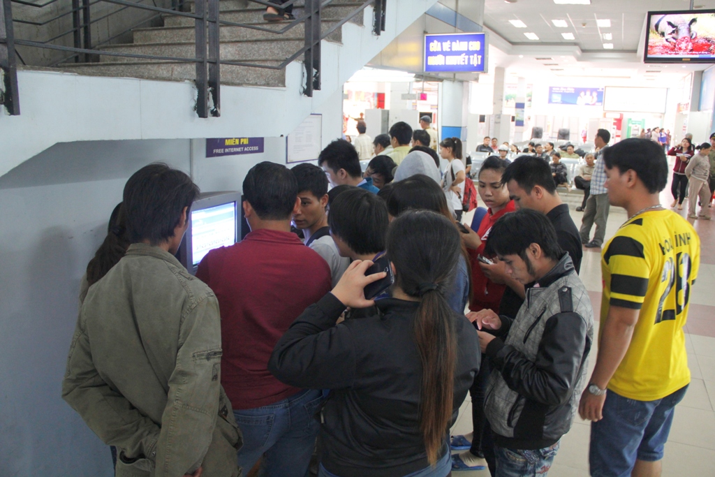 Nhiều người chen lấn gi&agrave;nh chỗ sử dụng m&aacute;y t&iacute;nh truy cập internet miễn ph&iacute; đặt v&eacute; t&agrave;u tại ga S&agrave;i G&ograve;n.