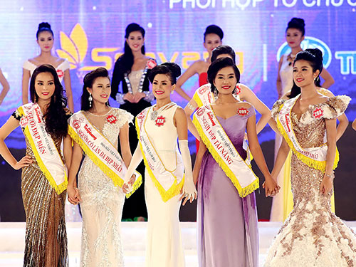 Tốp 5 vào phần thi ứng xử cuộc thi Hoa hậu Việt Nam 2014: Nguyễn Cao Kỳ Duyên, Nguyễn Thanh Tú, Nguyễn Lâm Diễm Trang, Lã Thị Kiều Anh và Nguyễn Trần Huyền My Ảnh: Tự Do