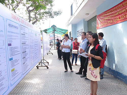 Người lao động t&igrave;m việc tại ng&agrave;y hội việc l&agrave;m do Trung t&acirc;m Giới thiệu việc l&agrave;m TP HCM tổ chức