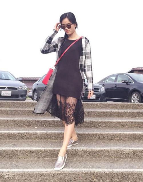 Tuyết Lan dạo phố với mẫu v&aacute;y ren sexy như v&aacute;y ngủ. C&ocirc; giữ ấm cơ thể với chiếc &aacute;o kho&aacute;c kẻ m&agrave;u trắng đen