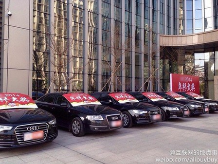 10 chiếc Audi của c&ocirc;ng ty Internet Quảng Ch&acirc;u. Ảnh: Weibo