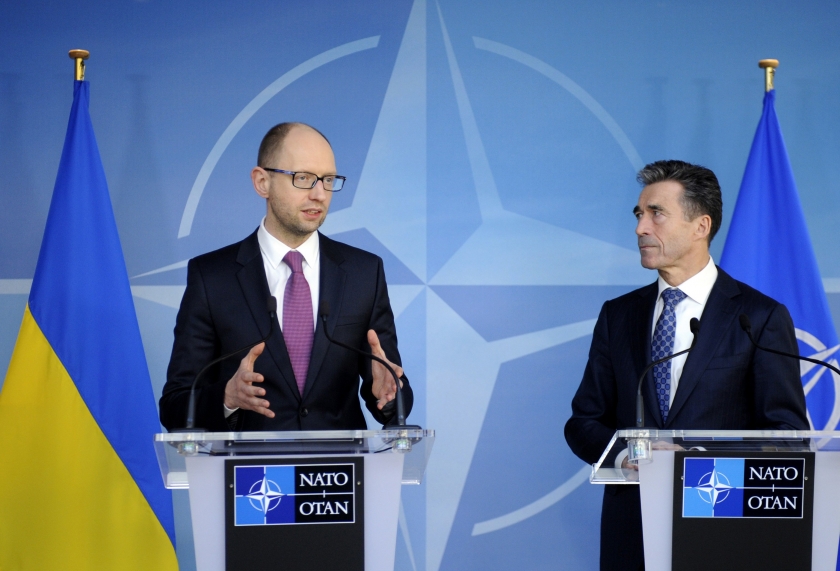 Thủ tướng l&acirc;m thời Ukraine Arseniy Yatsenyuk (tr&aacute;i) trong cuộc họp b1o với Tổng thư k&yacute; NATO Anders Fogh Rasmussen h&ocirc;m 6-3. Ảnh: Reuters