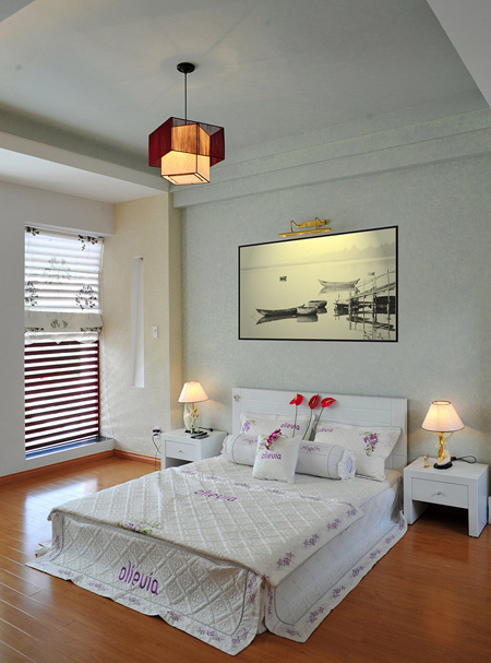 Ph&ograve;ng ngủ được tối giản đồ đạc c&agrave;ng th&ecirc;m b&igrave;nh y&ecirc;n với bức tranh treo tường mang h&igrave;nh ảnh những con thuyền đang lững lờ ở bến s&ocirc;ng.