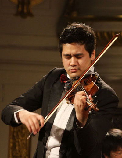 Nghệ sĩ violon Bùi Công Duy biểu diễn trong chương trình Giai điệu mùa thu Nguồn: HSBO