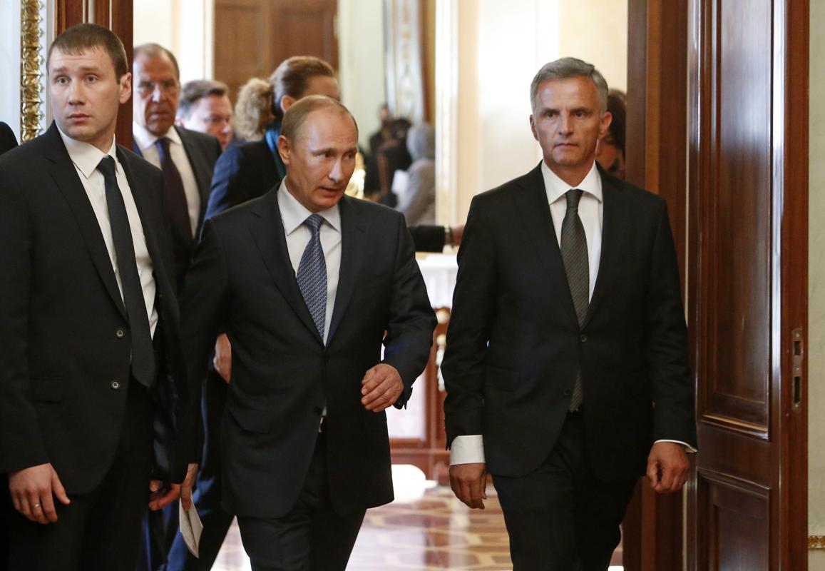 Tổng thống Nga Putin v&agrave; Tổng thống Thụy Sĩ (phải) tại Moscow ng&agrave;y 7-5. Ảnh: Reuters