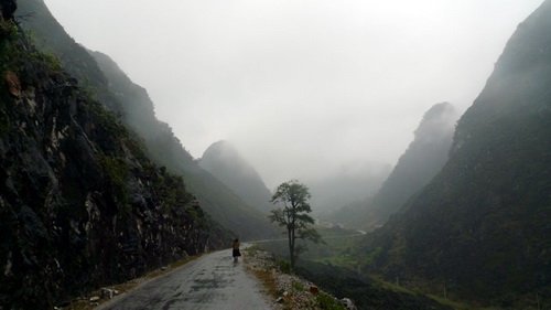 N&uacute;i ấp &ocirc;m m&acirc;y, m&acirc;y ấp n&uacute;i ở Sủng L&agrave; - Ảnh: Mộc H&agrave;