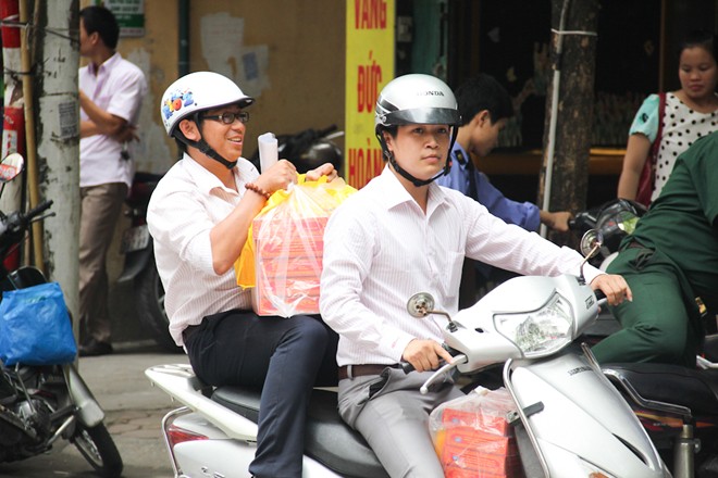 Mỗi hộp b&aacute;nh (4 b&aacute;nh nhỏ) gi&aacute; 180.000 - 200.000 đồng. Nhiều nh&acirc;n vi&ecirc;n c&aacute;c văn ph&ograve;ng tranh thủ giờ nghỉ trưa để mua b&aacute;nh trung thu. Một số người c&ograve;n mua gi&uacute;p người th&acirc;n v&agrave; đồng nghiệp.