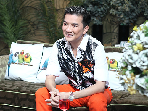 Ca sĩ Đàm Vĩnh Hưng trong L&acirc;̀n đ&acirc;̀u t&ocirc;i k&ecirc;̉.Ảnh: HTV2