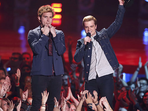 Hai diễn vi&ecirc;n Sam Claflin v&agrave; Josh Hutcherson nhận giải Nguồn: Reuters