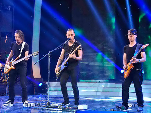 Phạm Anh Khoa cùng rock band của mình 
Ảnh: DUY KH&Aacute;NH