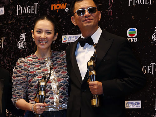 Đạo diễn Vương Gia Vệ v&agrave; nữ diễn vi&ecirc;n Chương Tử Di với những giải Kim Tượng d&agrave;nh cho phim Nhất đại t&ocirc;ng sưNguồn: Reuters