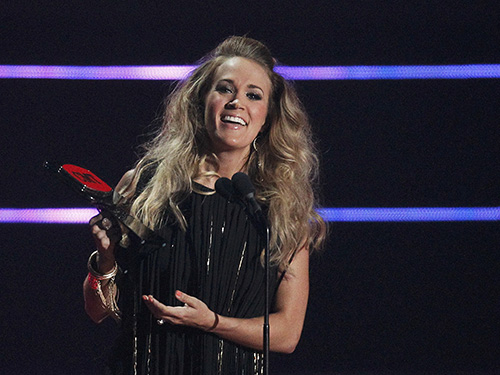 Carrie Underwood lại lên ngôi giải CMT