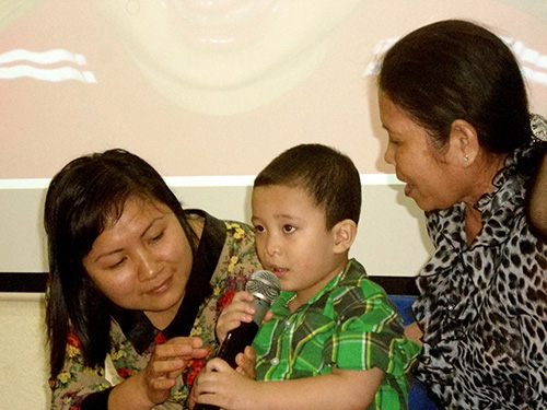Gian nan tìm tiếng nói, nụ cười: Bên con bước trọn hành trình