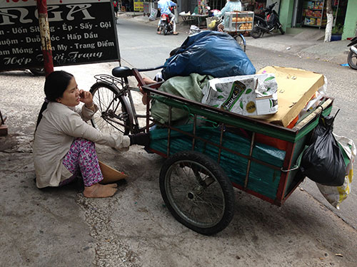 Bà Nguyễn Thị Gái ngồi nghỉ mát trên đường Nhất Chi Mai, quận Tân Bình, TP HCM Ảnh: KHA MIÊN