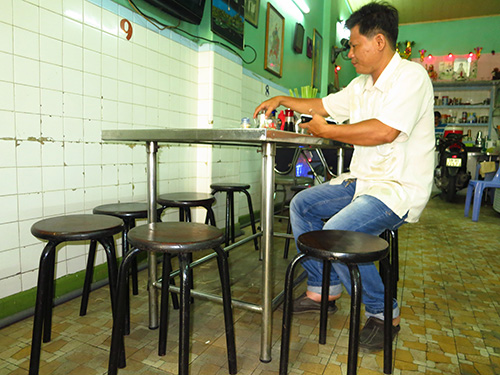 Những chiếc ghế đ&atilde; 40 năm tuổi của tiệm L&acirc;m Hu&ecirc; Vi&ecirc;n