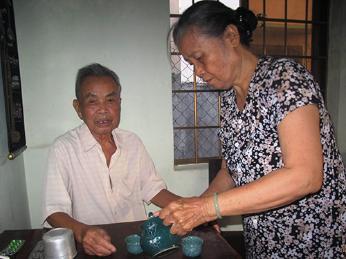M&ecirc; ca h&aacute;t nhưng b&agrave; Cầu rất kh&eacute;o chăm s&oacute;c chồng