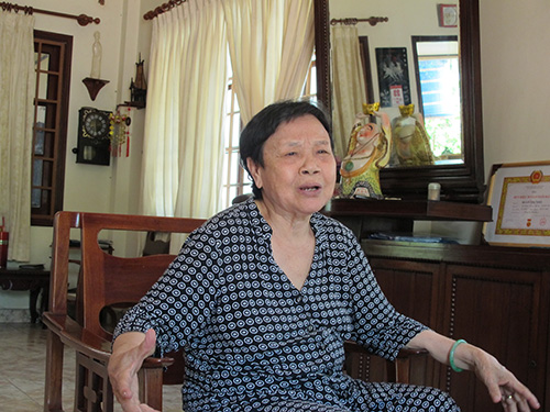 Bà Đoàn Thị Nhỏ (Tư Nhỏ) kể lại quá trình hoạt động cách mạng của mình và người chồng - ông Tư Chu (cố đại tá Nguyễn Đức Hùng), nguyên Chỉ huy trưởng Biệt động
Sài Gòn - Gia Định Ảnh: PHẠM DŨNG