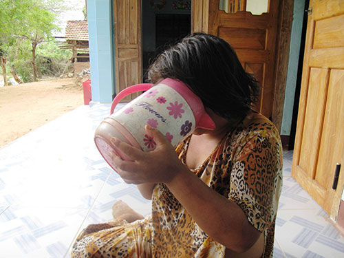 Do bị tâm thần, Kin nhiều lần bị người đàn ông cùng thôn xâm hại