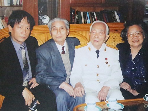 &Ocirc;ng Nguyễn C&ocirc;ng Dinh (thứ hai từ tr&aacute;i sang) c&ugrave;ng một số th&agrave;nh vi&ecirc;n gia đ&igrave;nh Đại tướng V&otilde; Nguy&ecirc;n Gi&aacute;p. (Ảnh do &ocirc;ng Dinh cung cấp)